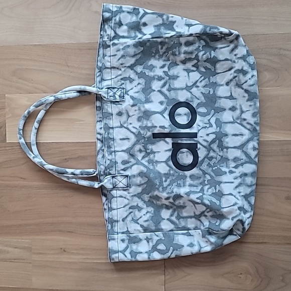 ALO Yoga Handbags - ALO gray gym yoga tie dye tote